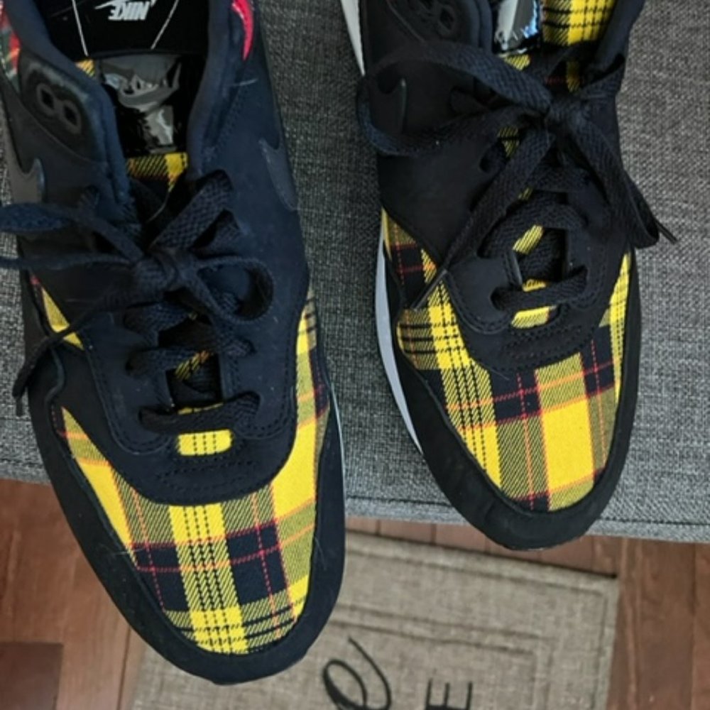 Nike Tartan Plaid Women Size 11